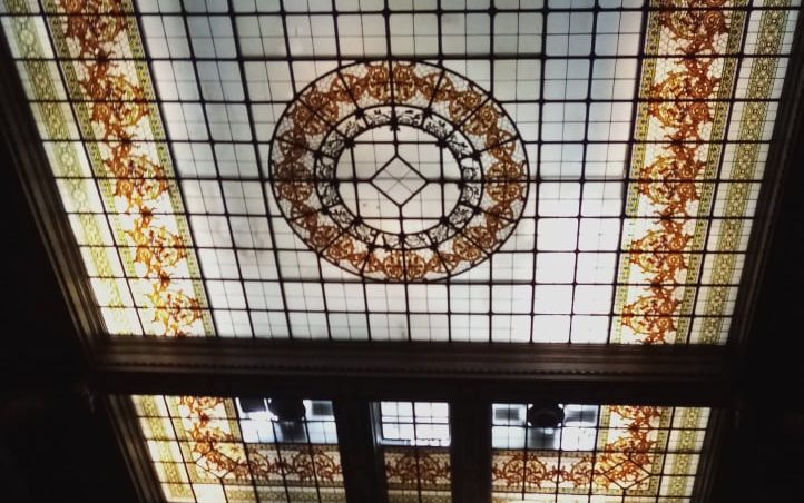 Soffitto con vetri policromi del salone interno a palazzo Zevallos Stigliano.
