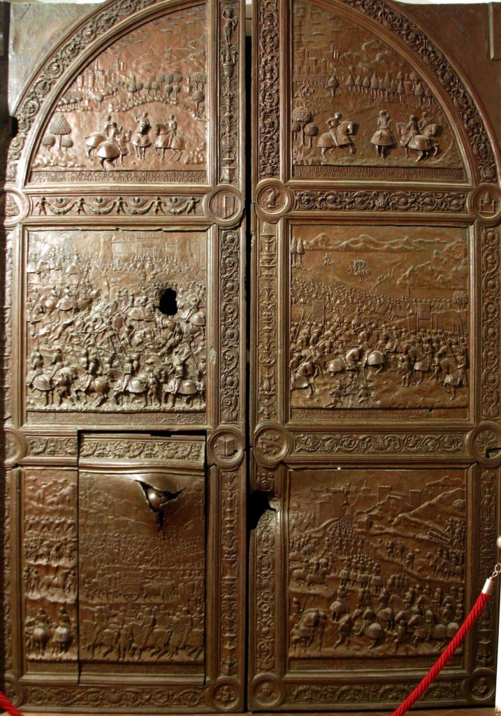 Porta bronzea del Maschio Angioino commissionata da Ferrante per celebrare la vittoria contro Giovanni d'Angiò e i Baroni.